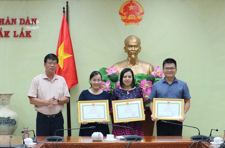 Khen thưởng thành tích đột xuất cho các cá nhân đạt thành tích cao